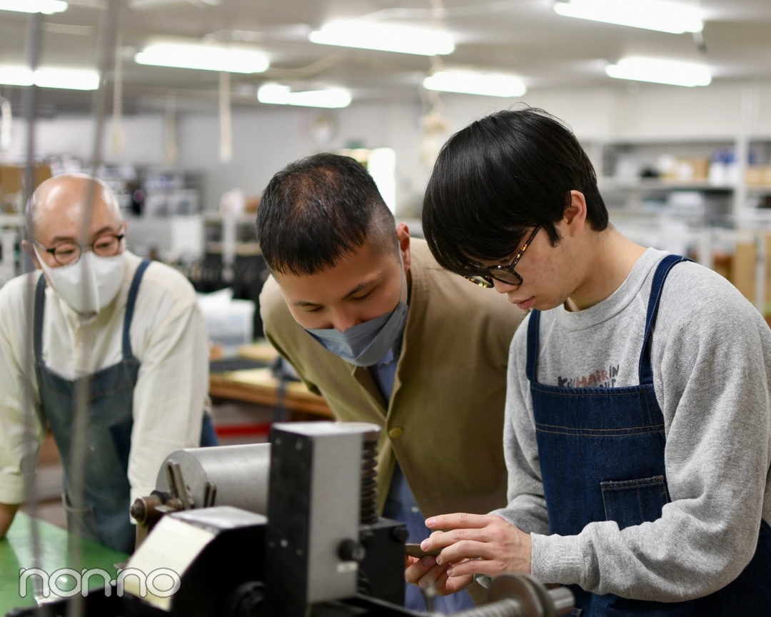 土屋鞄製造所でコースター作りに挑戦する友野一希さん