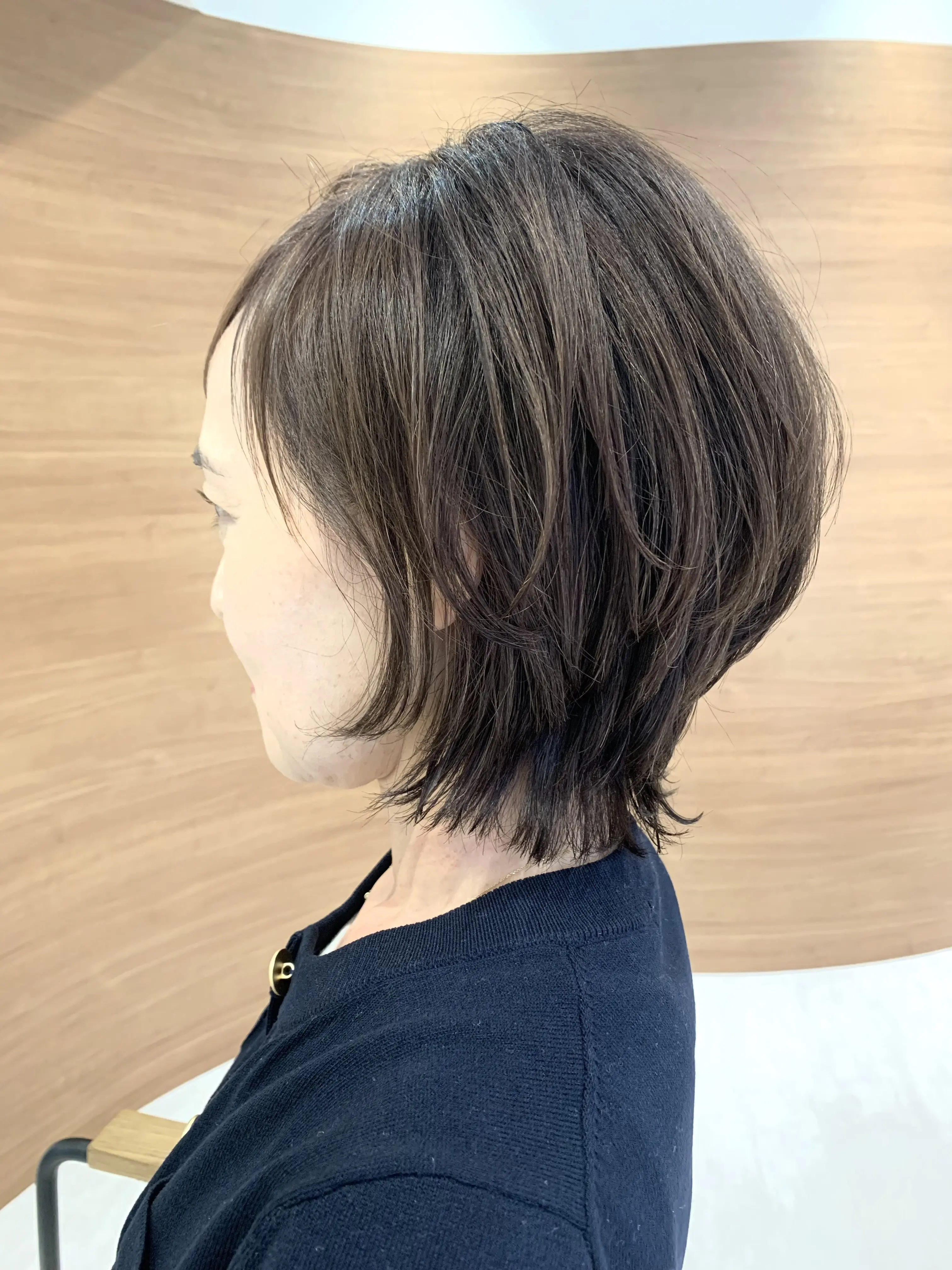 ショートカットにした女性の横顔