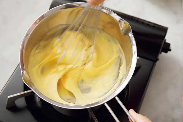 再び火に戻し、20～30秒煮て 卵黄に火を通す。カスタードク リームができる。