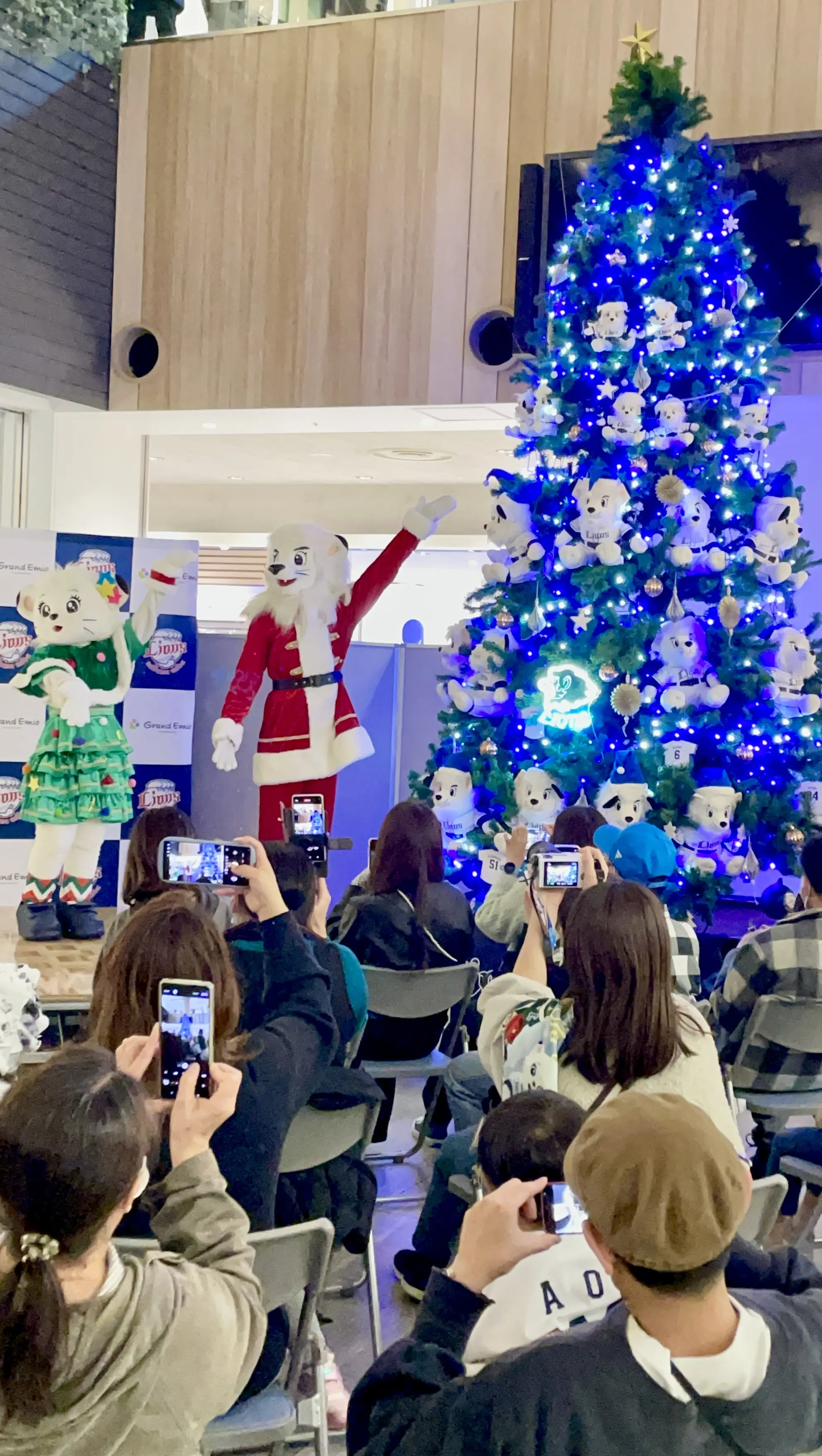 クリスマスイベント、イベント、レオ、レイラ、西武ライオンズ、マスコット、キャラクター、ライオン、ツリー、クリスマスツリー、ブルーライト、ブルーツリー、点灯式