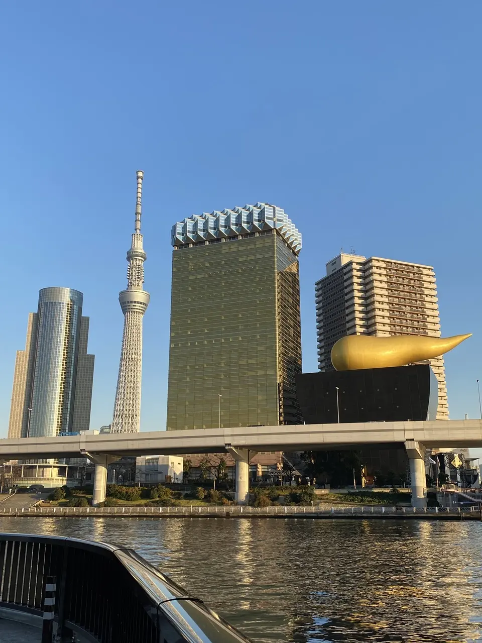 隅田川とスカイツリー＆アサヒビール本社