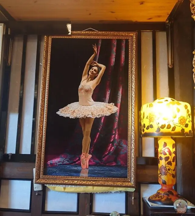 百穂苑のタペストリーとガレのランプ