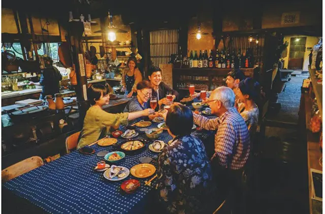 台所。松場さんも、宿泊客と食卓を囲 む