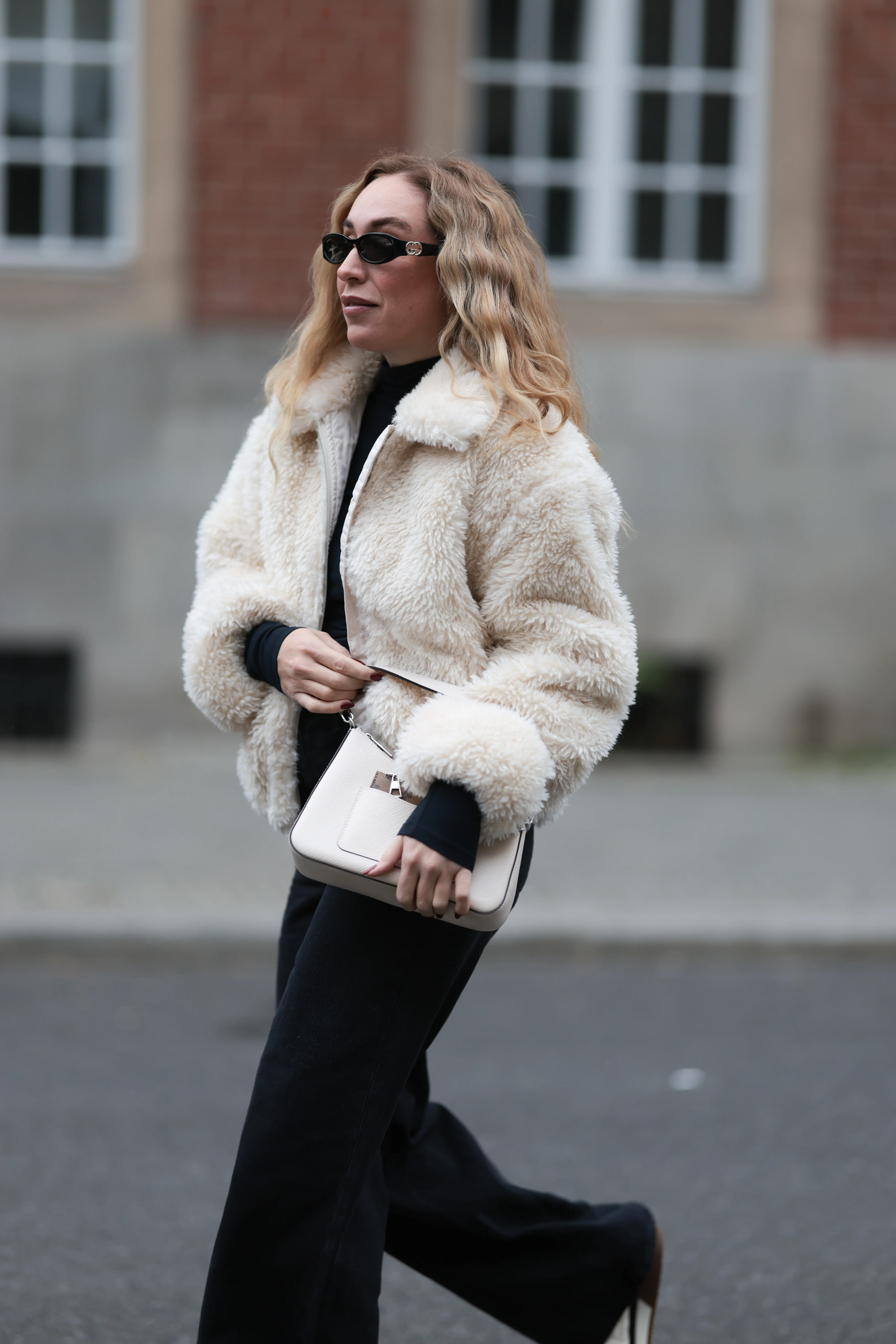 ファッションスナップ　黒コーデ　配色　白アウター