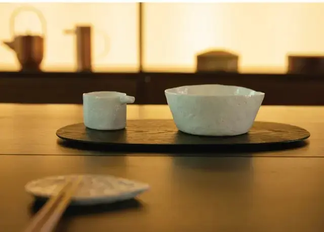紙のように薄く繊細な質感が人気のパク・ソングク氏の白磁。碗W50,000、ピッチャーW45,000