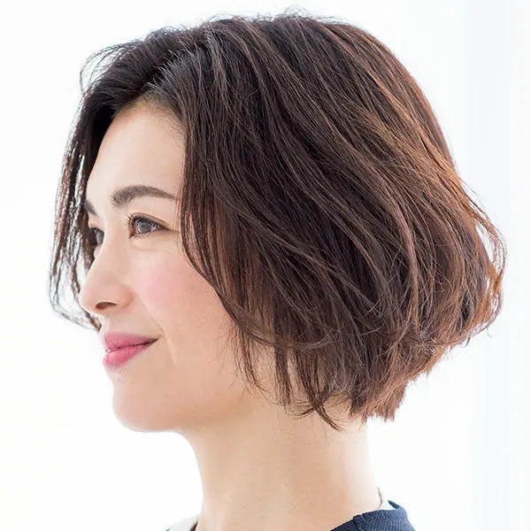 横から見た流し前髪のボブヘアスタイル