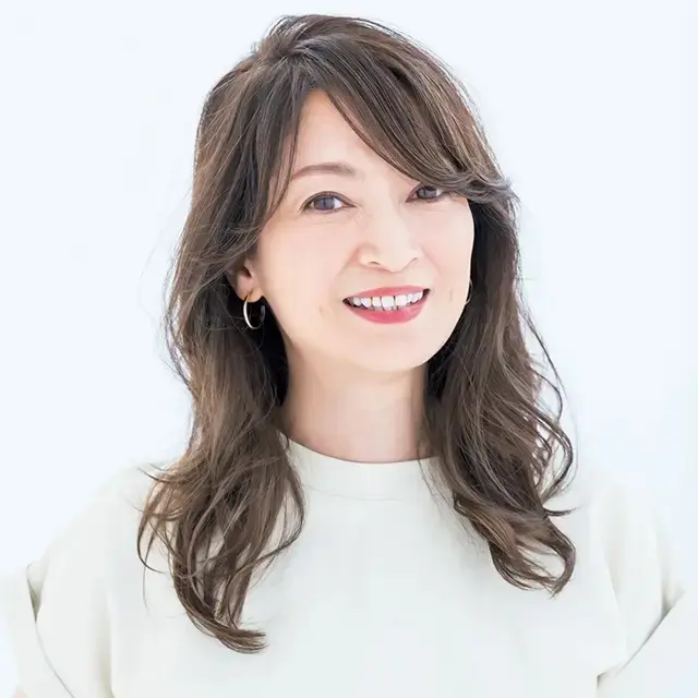 髪がきれいに見えて、あか抜ける「50代の今どきロングヘア」23選