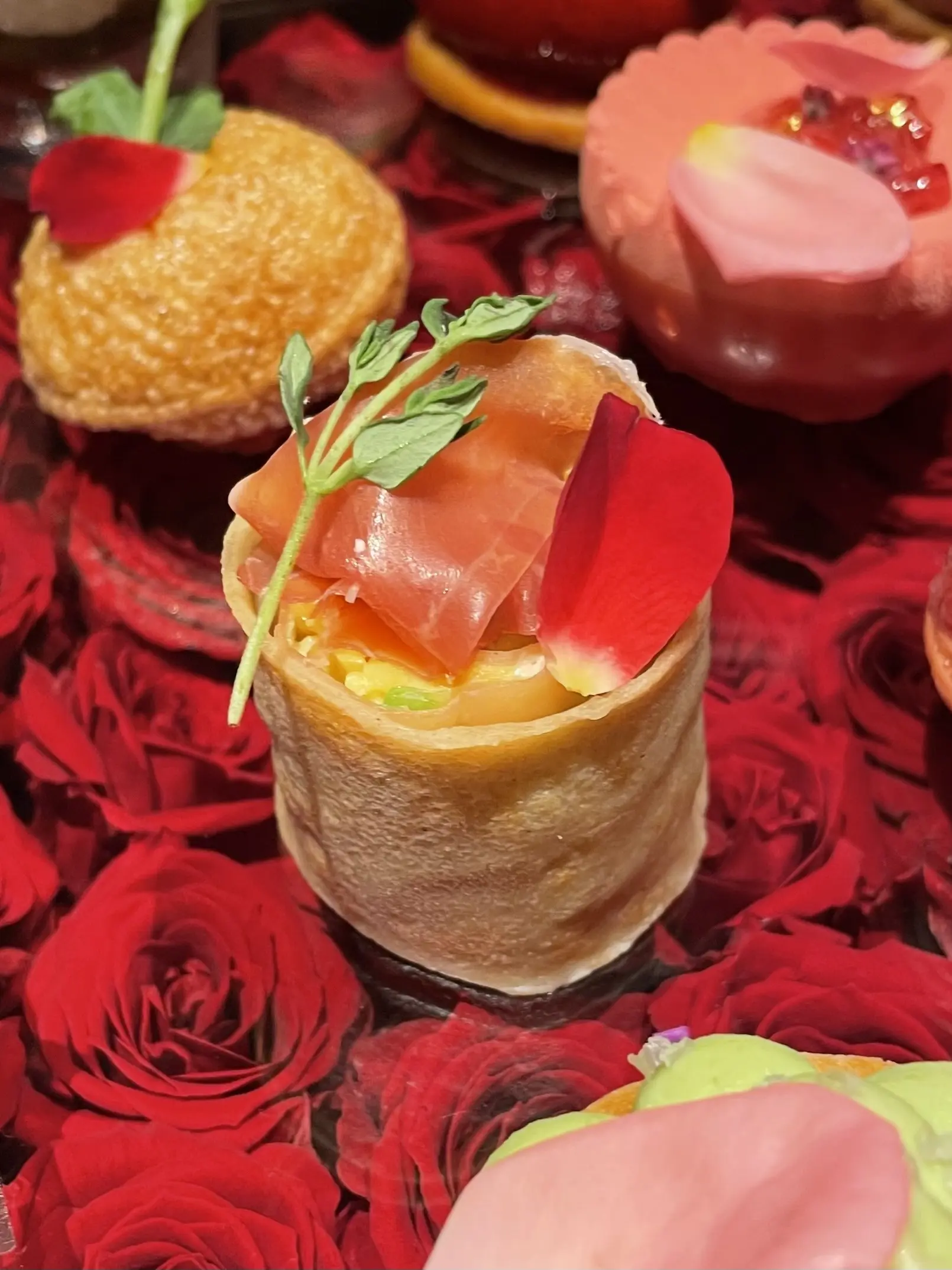 お洒落バー、お洒落カウンター、ムース、金粉、食事、料理、お料理、生クリーム、ババロア、お洒落、お洒落な店内、お洒落スイーツ&amp;バー、間接照明、ケーキ、お洒落照明、Constellation.、SweetscafeBAR、バー、スイーツバー、入り口、通路、廊下、プロローグ、モダン、ブルーライト、間接照明、エピローグ、幻想的、幻想的、お洒落、スイーツ、ベリー、ケーキ、スイーツ&amp;バー、薔薇、フラワーアレンジ、マカロン、ライチ、ベリー、キイチゴ、木苺、薔薇、花びら、お洒落、美味しい、セイボリー、蕎麦粉、そば粉、ガレット、クレープ、生ハム、かいわれ、カイワレ、