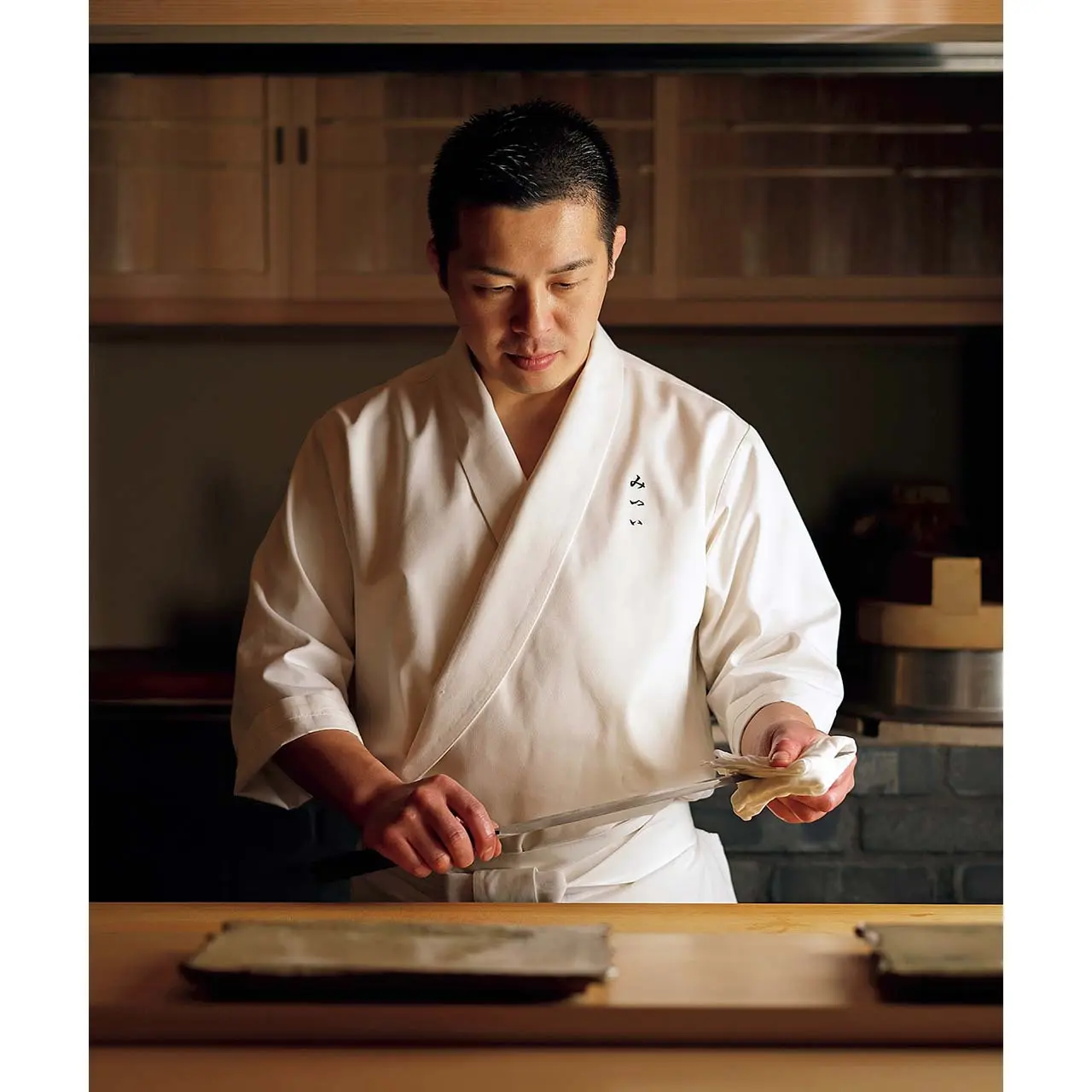 ＂魚愛＂にあふれた三井祥 さん。「当日、食材を見て、 その場で料理を考えてお出 しすることも」