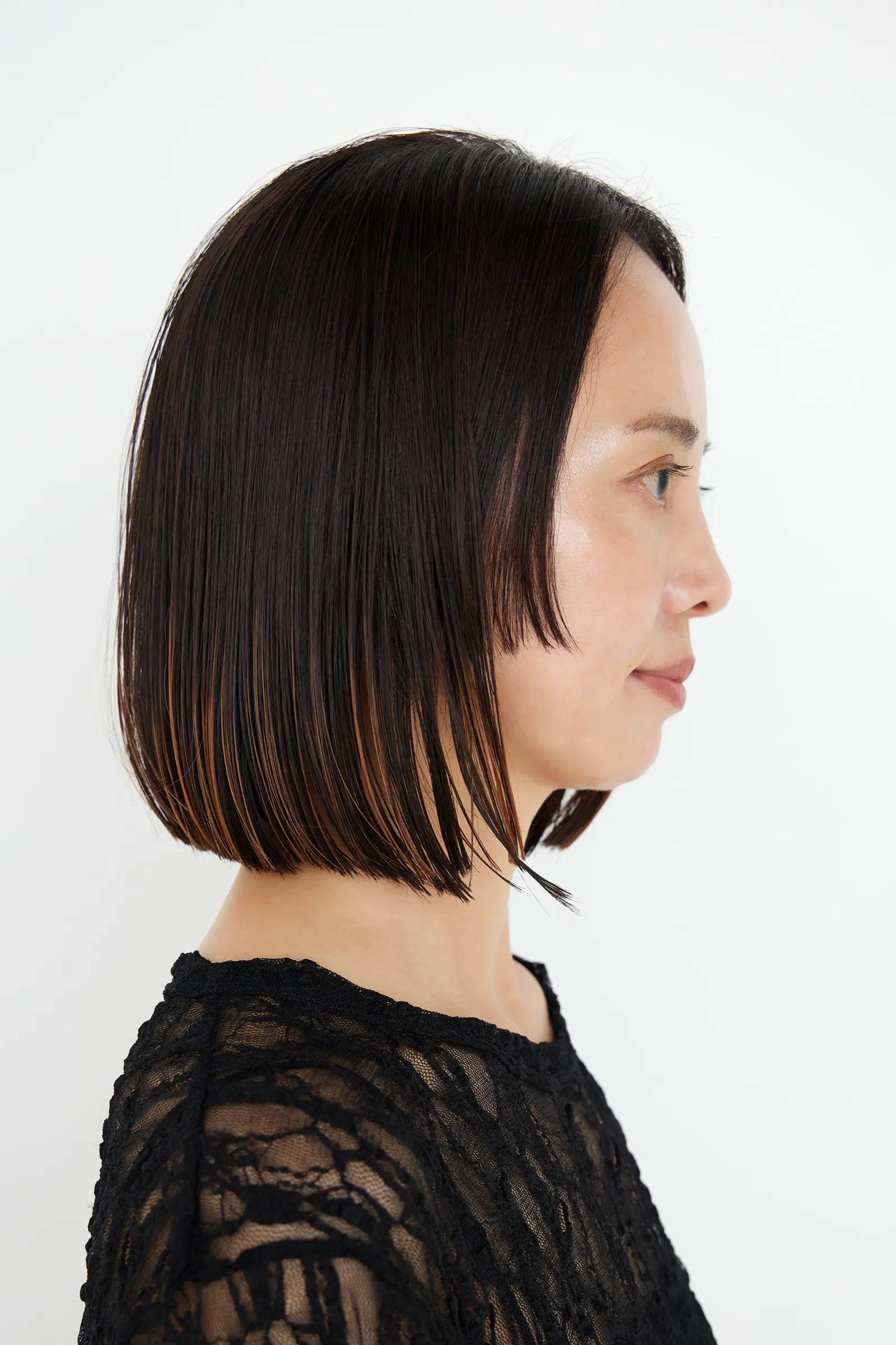 Webエクラ 40代50代 髪型 横から見たフレーミングバングのミディアムボブ
