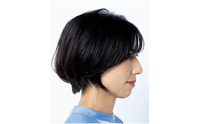 顔まわりのうねりを解消！三角前髪ショート