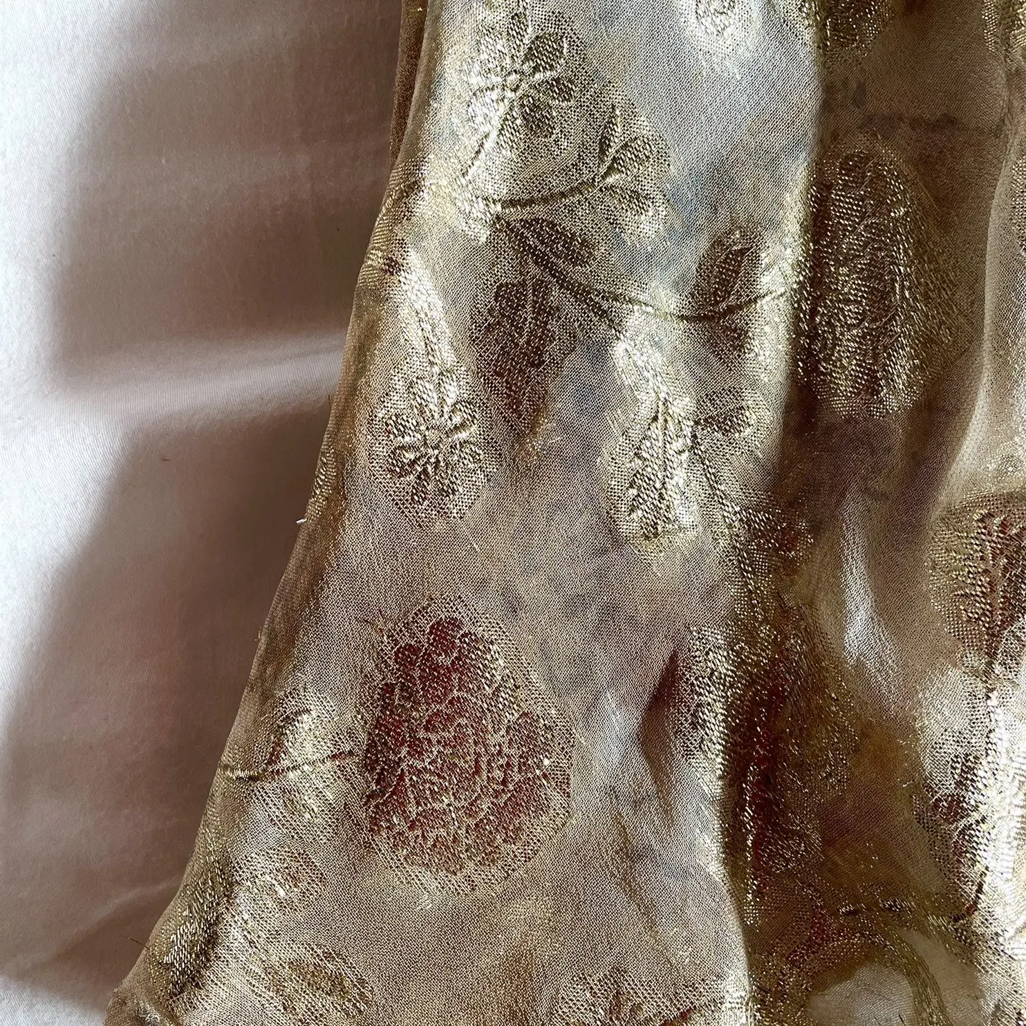 花柄ロングスカート、ゴールドの糸で刺繍された花柄の部分のアップ画像
