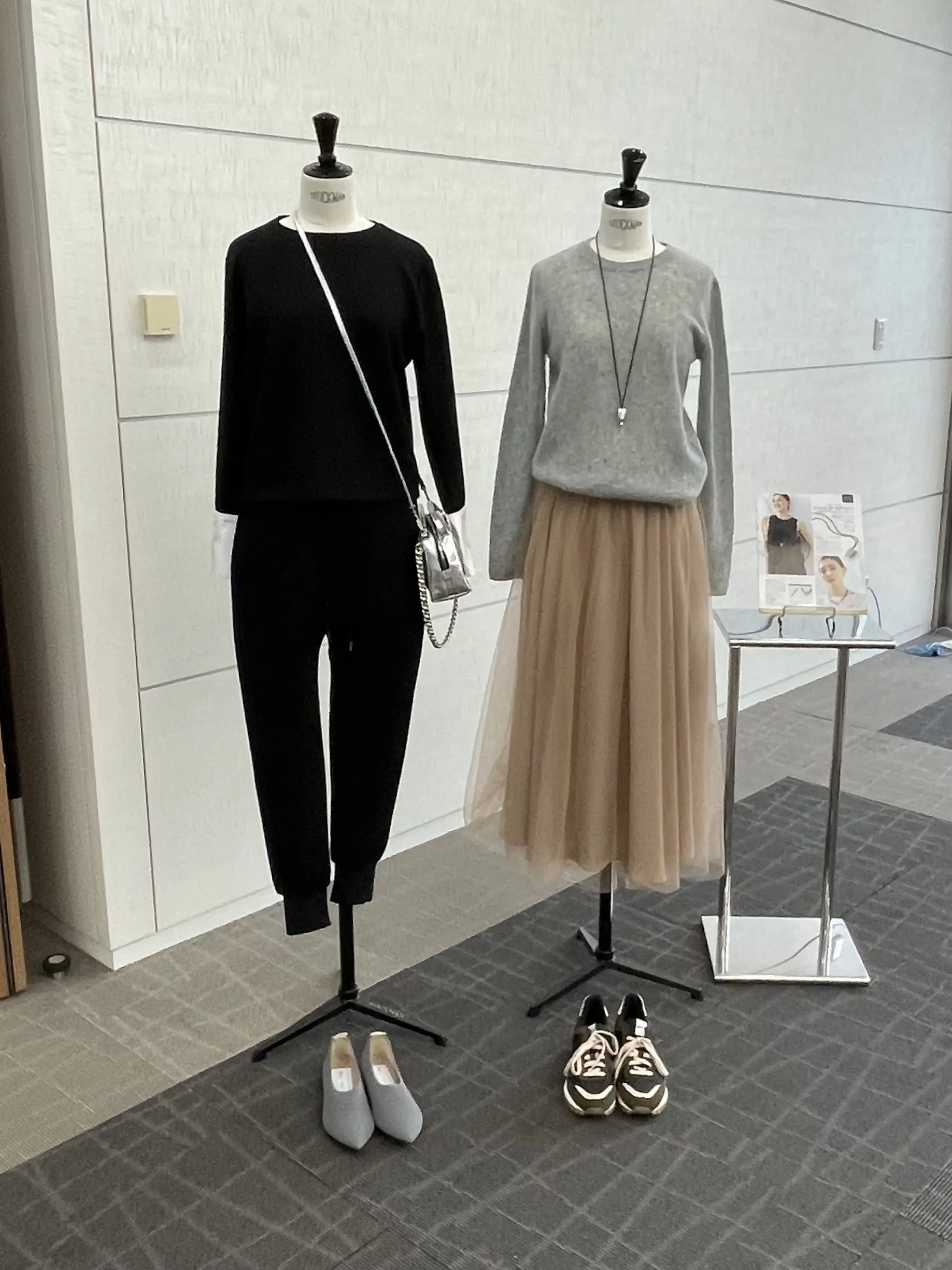 éclat Premium、E by éclat、試着会、会場、エクラ、エクラプレミアム、エクラプレミアム通販、ニット、2ピース、セットアップ、グレーニット、黒セットアップ、シルバーバッグ、シルバーポシェット、パンツ、チュールスカート、チュールロングスカート、ベージュ、ペンダント、スニーカー、ヒール、パンプス、グレーヒール、グレーパンプス、茶スニーカー、グレースニーカー、コーデ、コーディネート