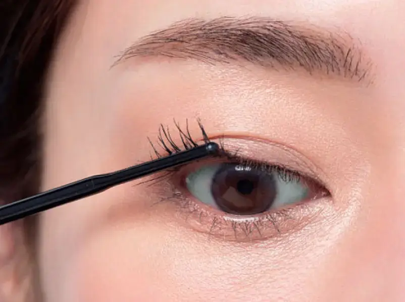 2.リフトまつ毛をキープし、完璧に形づくる下地はマスト