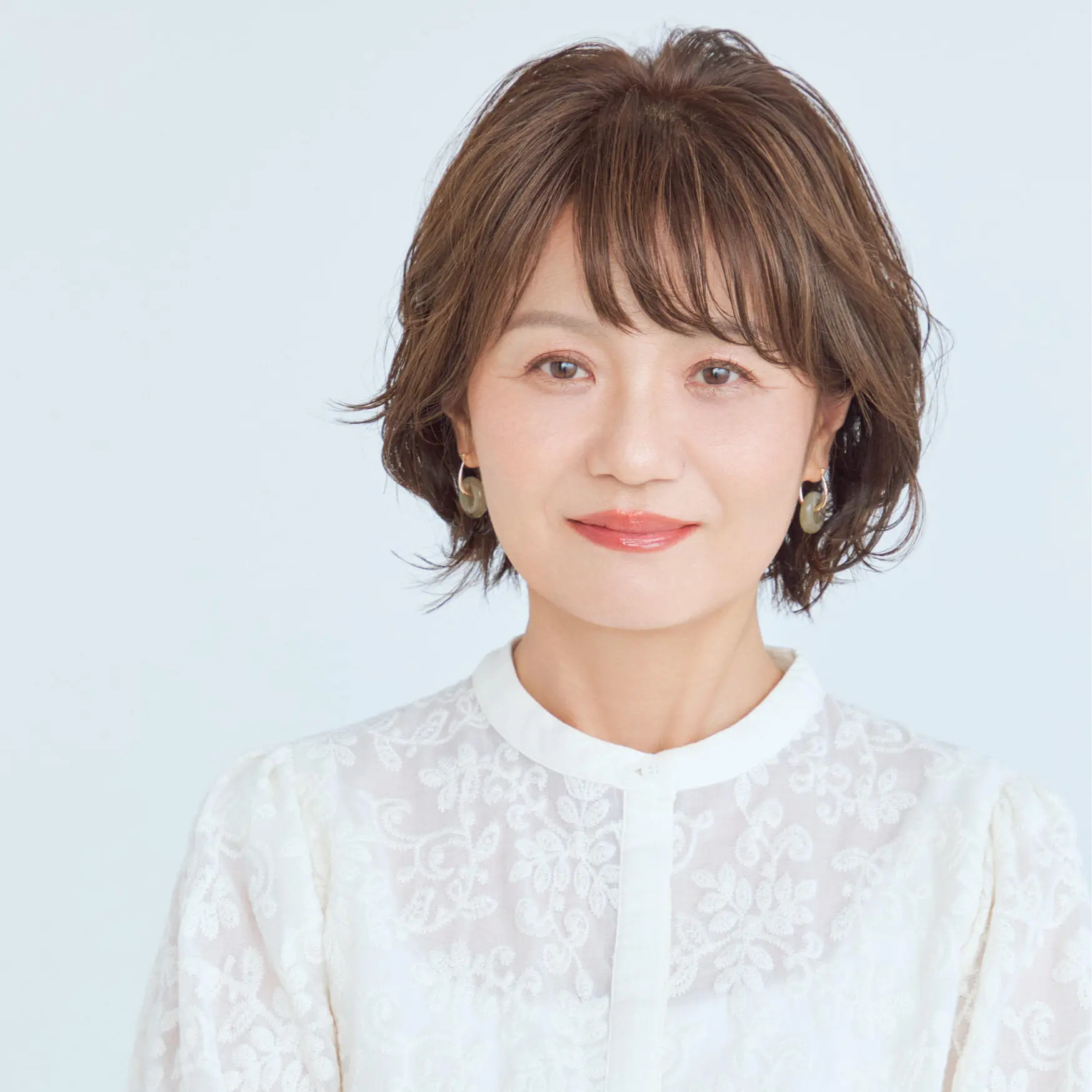 前から見たレイヤーショートヘアスタイル