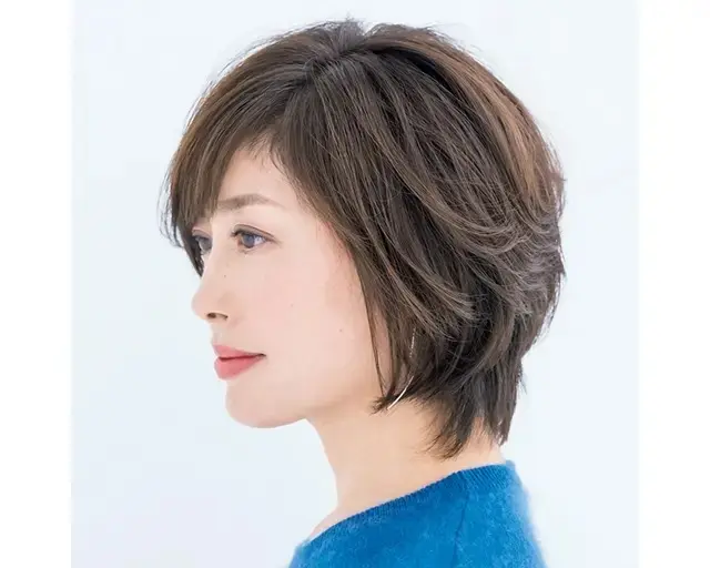 トップのボリュームアップ効果抜群!長めの丸みショートヘア【50代髪型・ヘアスタイル】