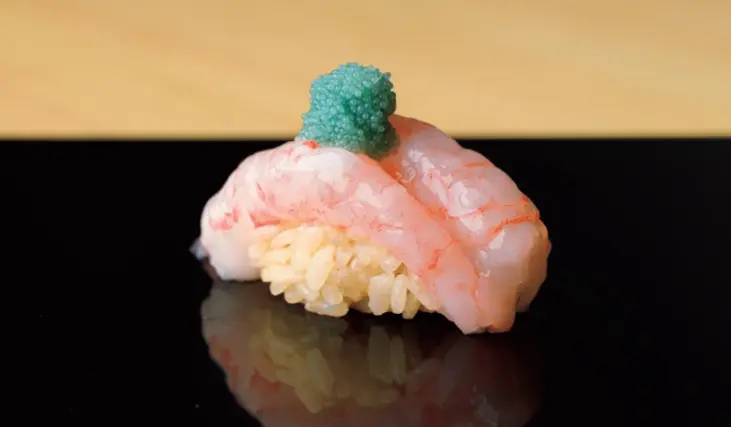 国内旅行　金沢　和食　『鮨一誠』　甘エビ、バイ貝　冬限定のネタをワインと　エメラルド色の卵をのせた甘エビのにぎりは、まるで宝石のよう