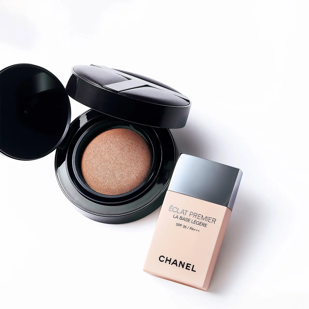 CHANEL ファンデーション　ベース下地 N°1 ドゥ シャネル」から薄膜で毛穴をカバーする新作の化粧下地