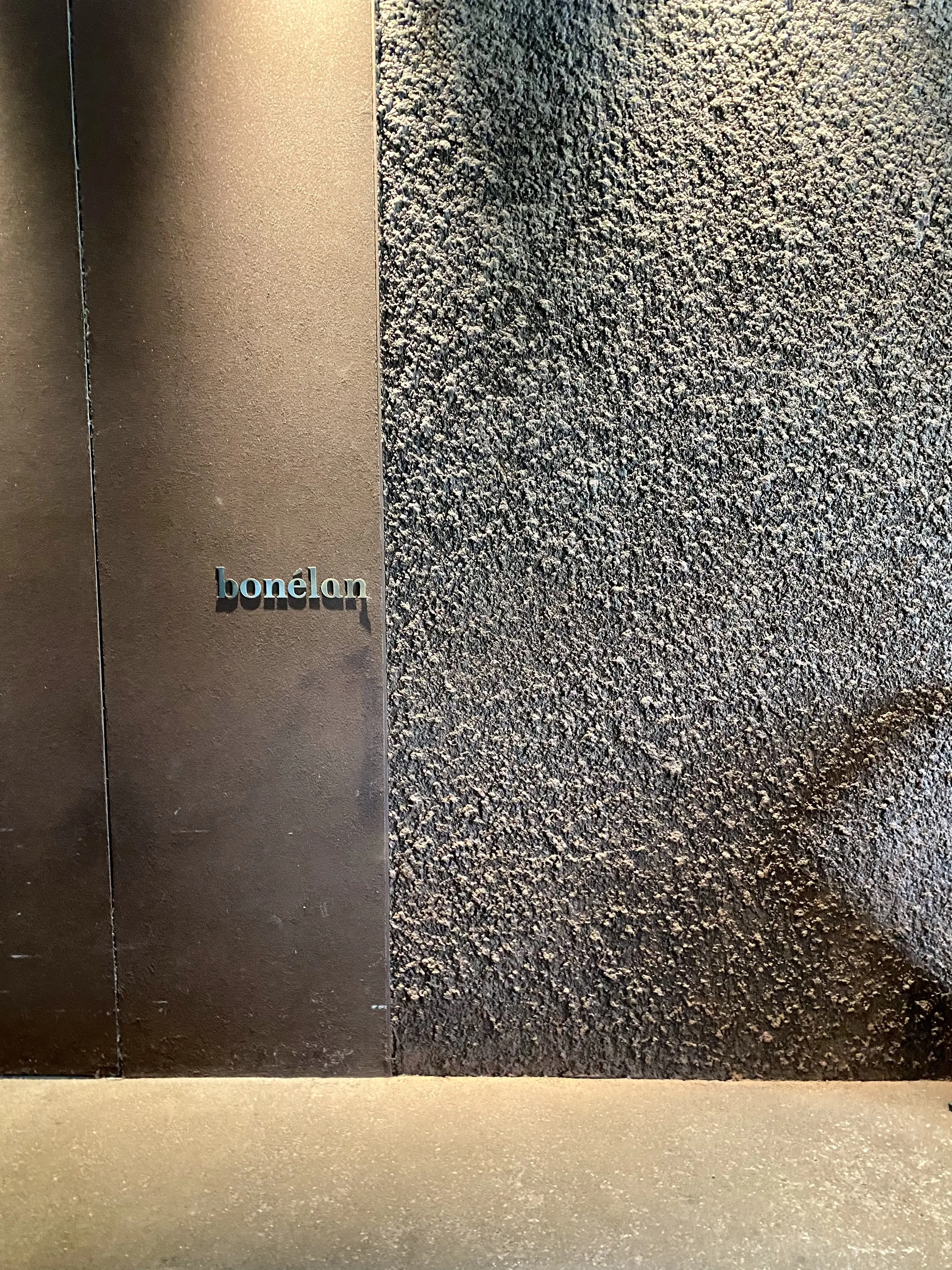 bonélan（ボネラン）のロゴサイン。GYRE4Fにある大人のフレンチレストラン