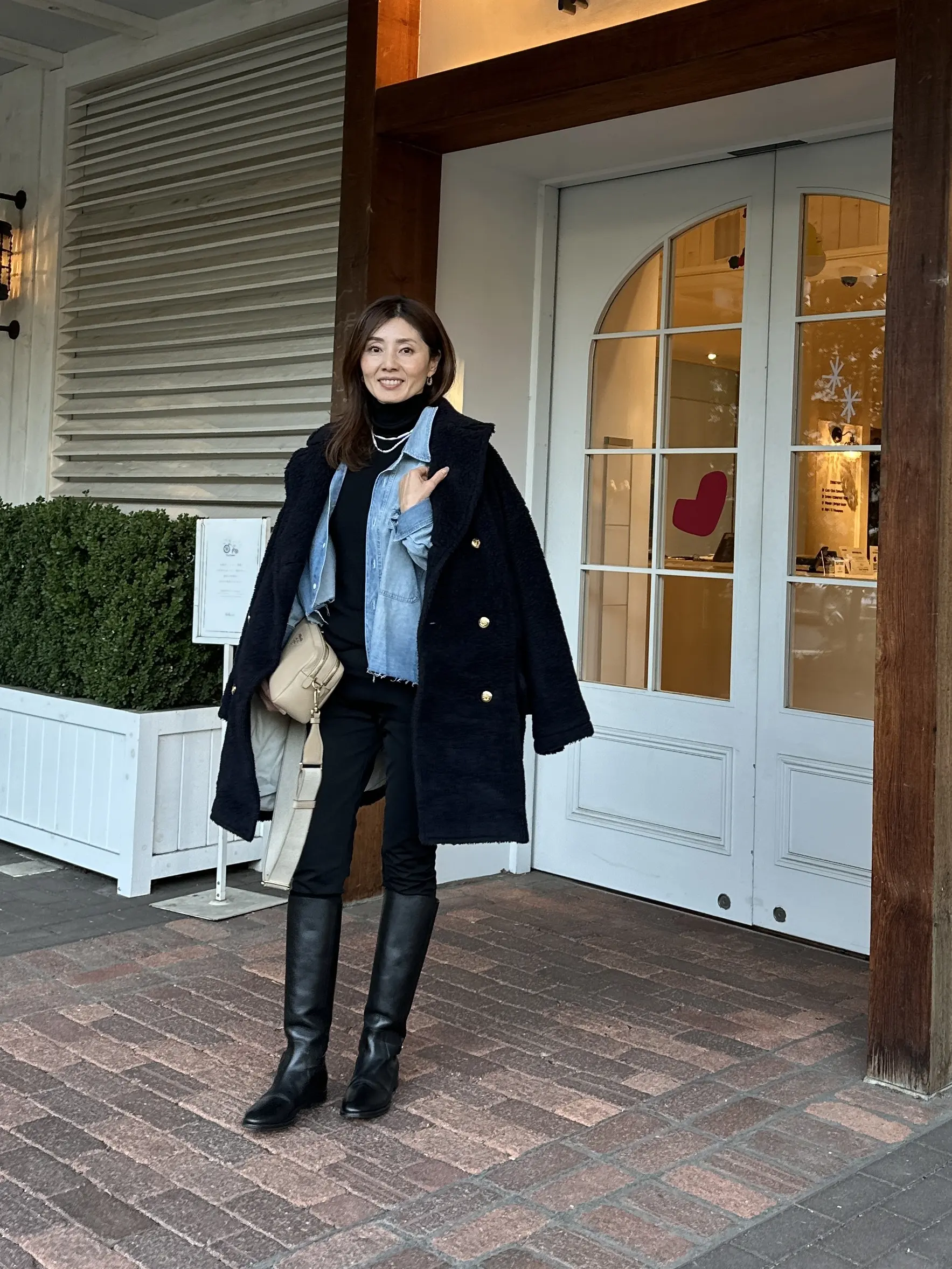 ブラックコーデのアクセントにデニムシャツ_1_6