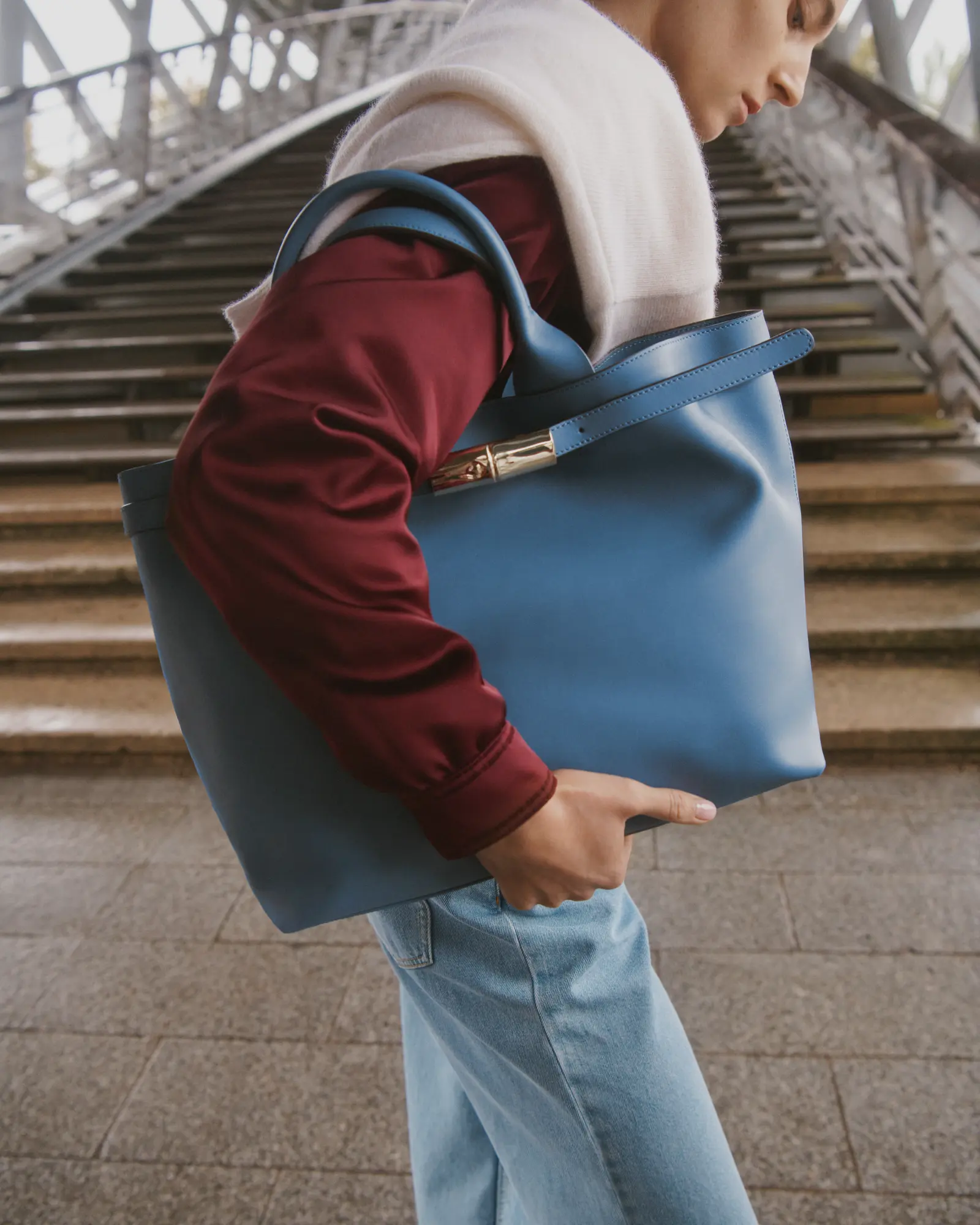 ロンシャン　「ル スマート」ショッピングバッグ　ブルートーンのストレートのカラーを持った女性モデルの写真