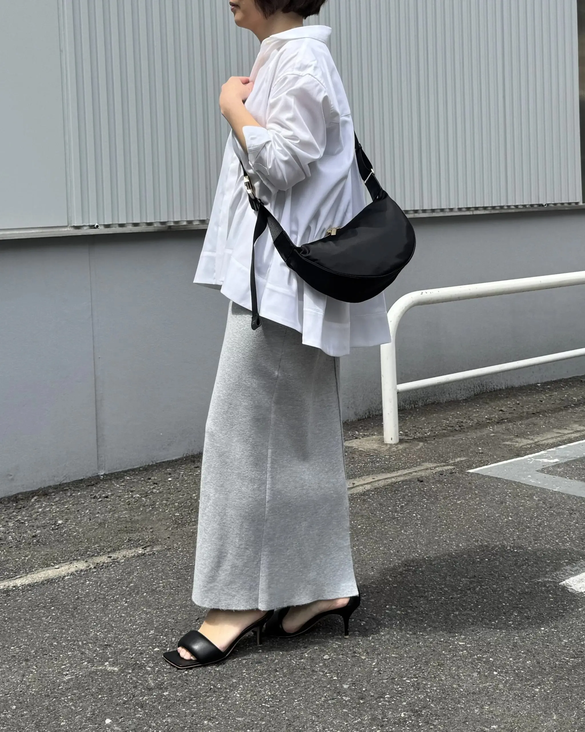 立体的シルエットで50代を美しく見せる「drawell のバックフレアシャツ」_1_10