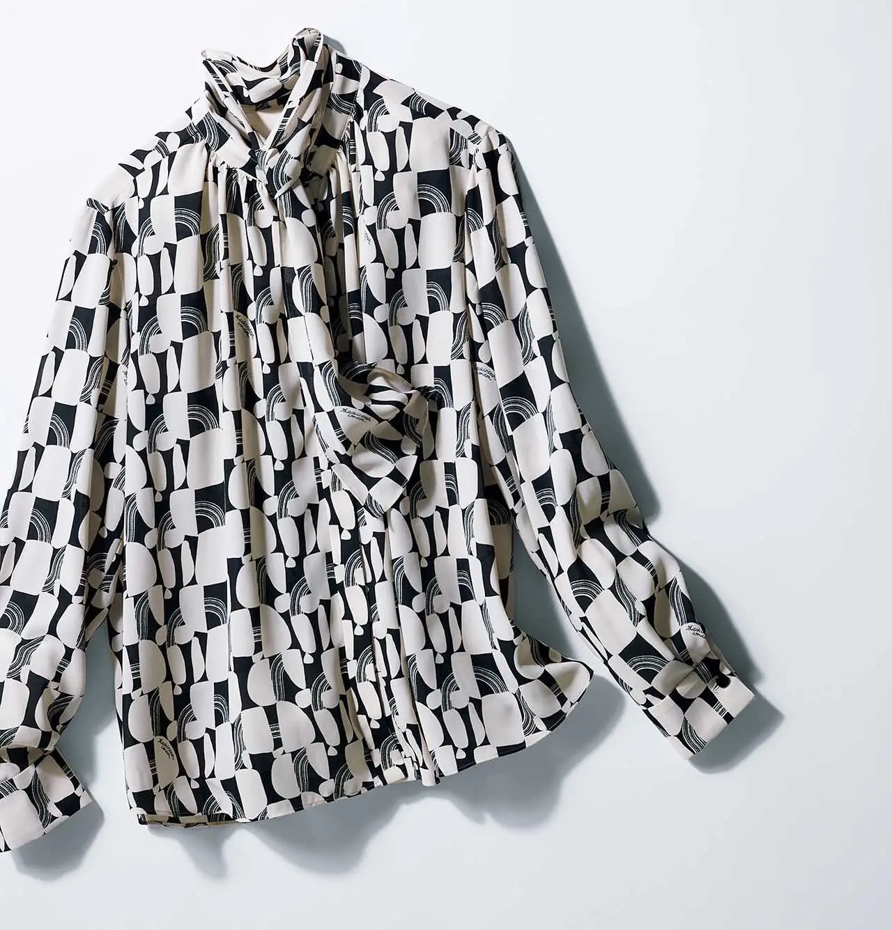 一枚で、ぱっと晴れやか！ レトロモダンなプリント柄