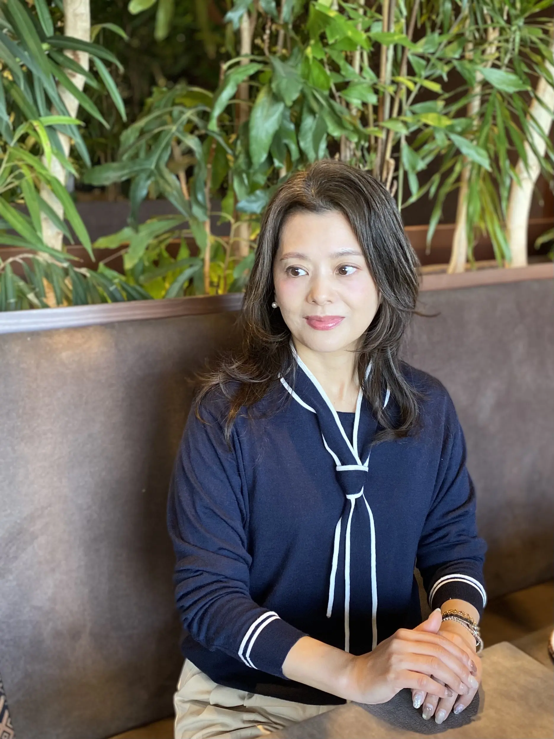 表参道ランチ「bonélan（ボネラン）」でのコーディネート。ジョンスメドレーのボウタイニットにGUタックワイドパンツを合わせた50代大人女性の爽やかランチスタイル