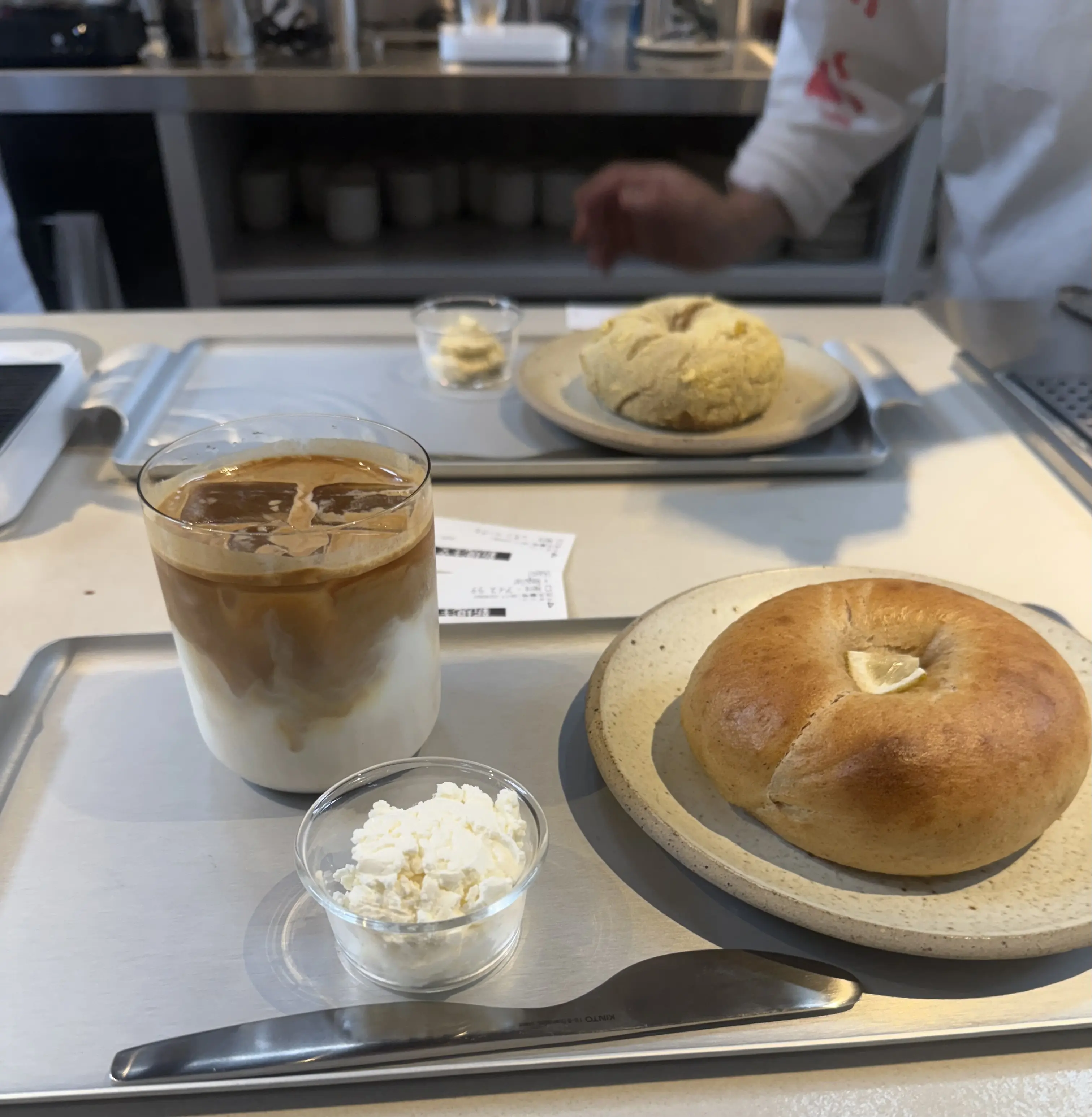 ベーグルとカフェラテ