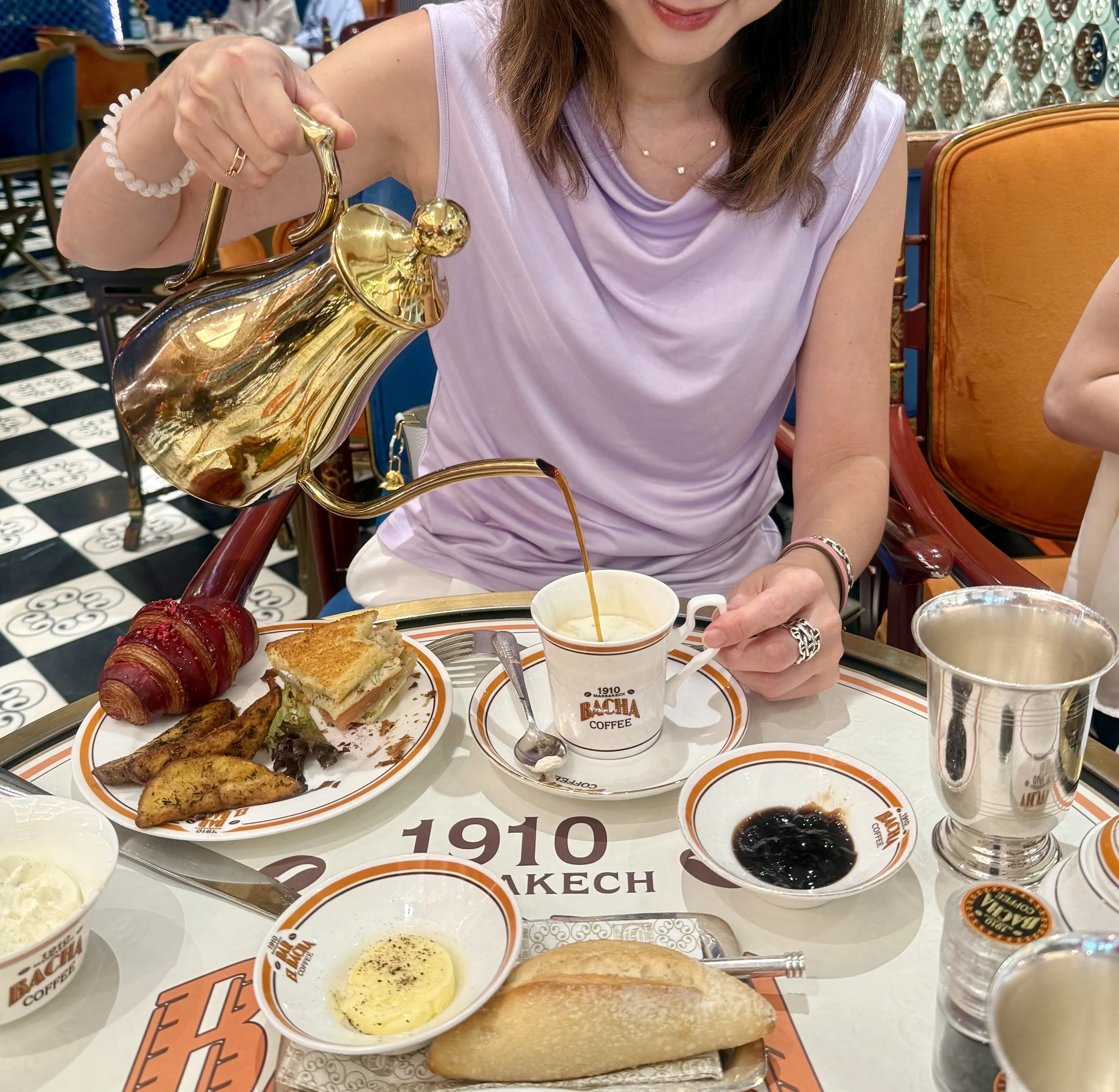 金のコーヒーポット