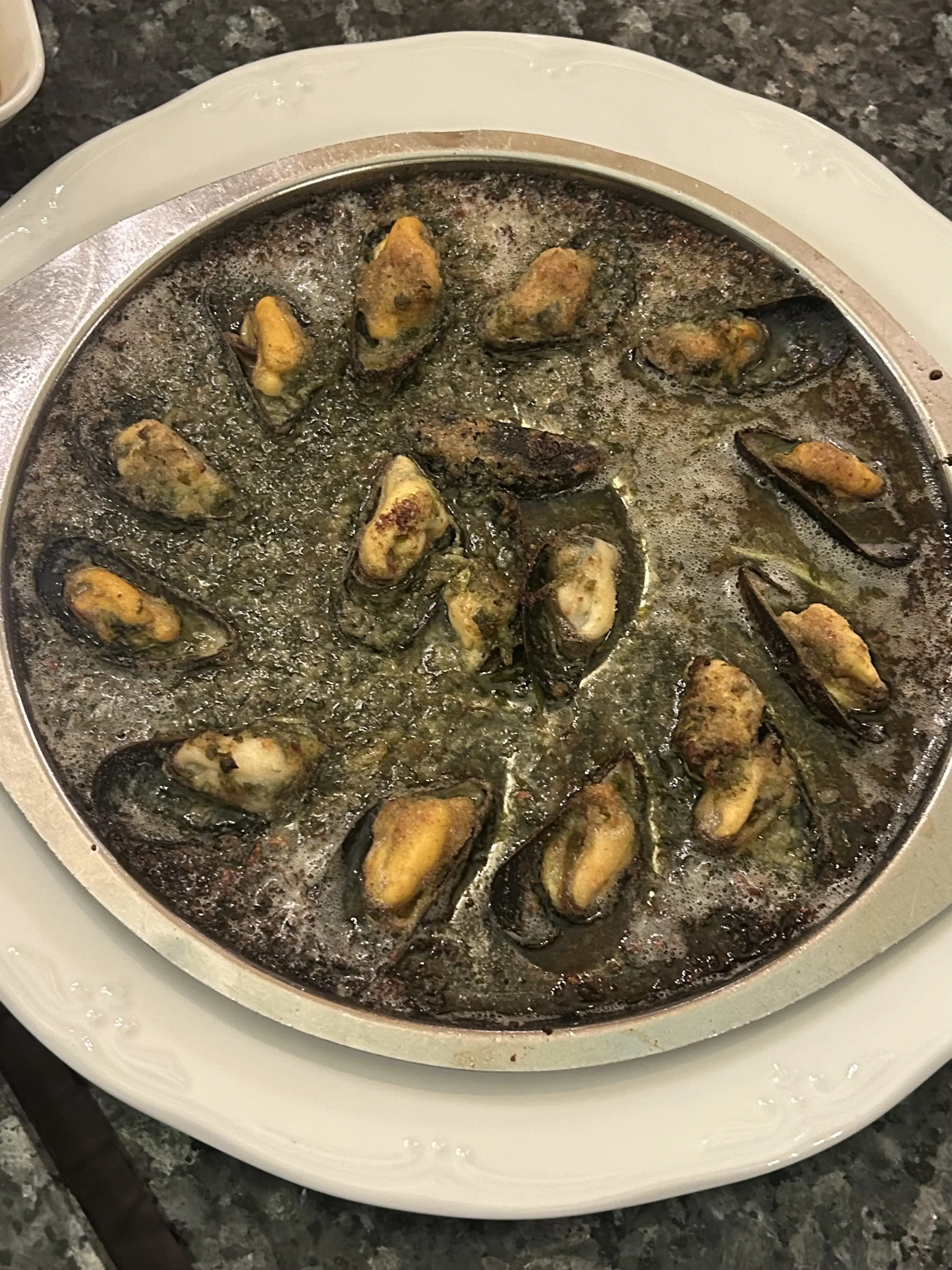 ブリュッセルの名店「La Roue D’or」　ムール貝　夕食　グランプラス