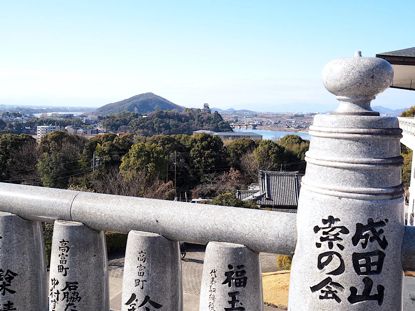 本殿が高い位置にあり、木曽川と犬山城が望めます。