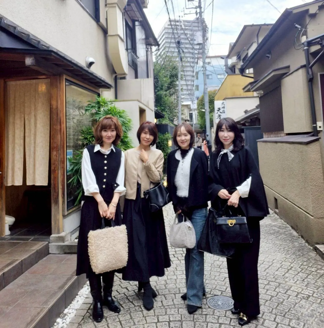 神楽坂の石畳で写真撮影をする女性4人