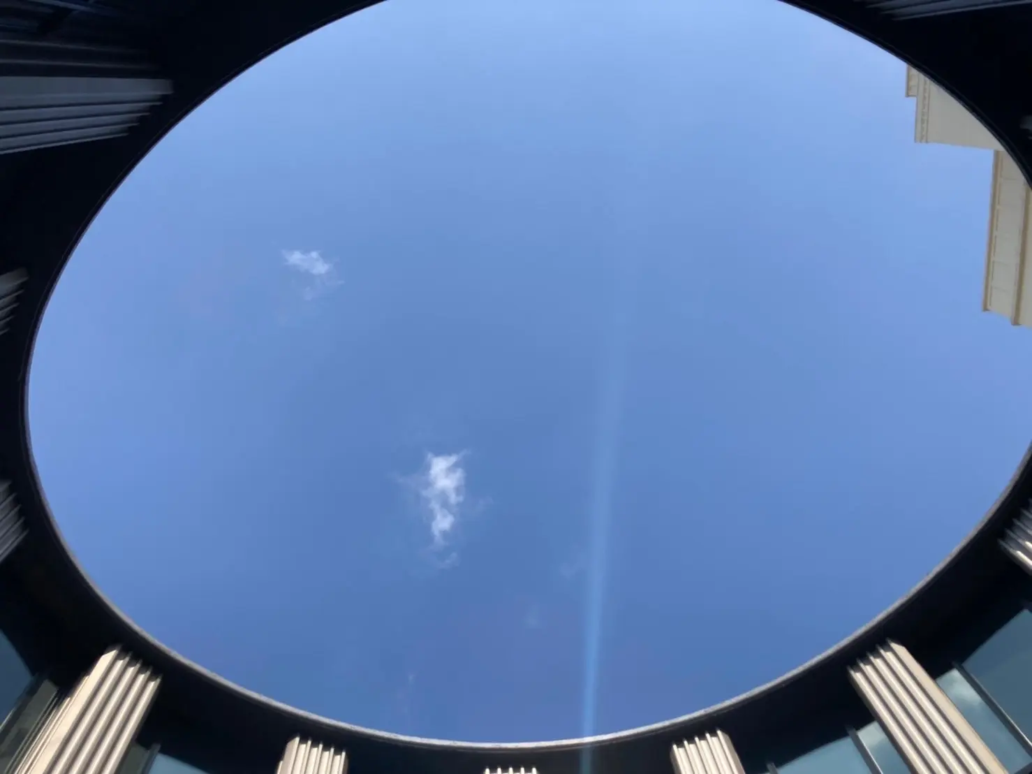 松濤美術館　橋から見上げた青空