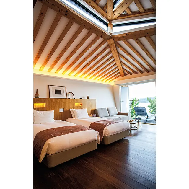 間接照明が心地よい客室は、巻貝を模した造りの天井から自然光を無理なく取り込めるユニークなデザイン