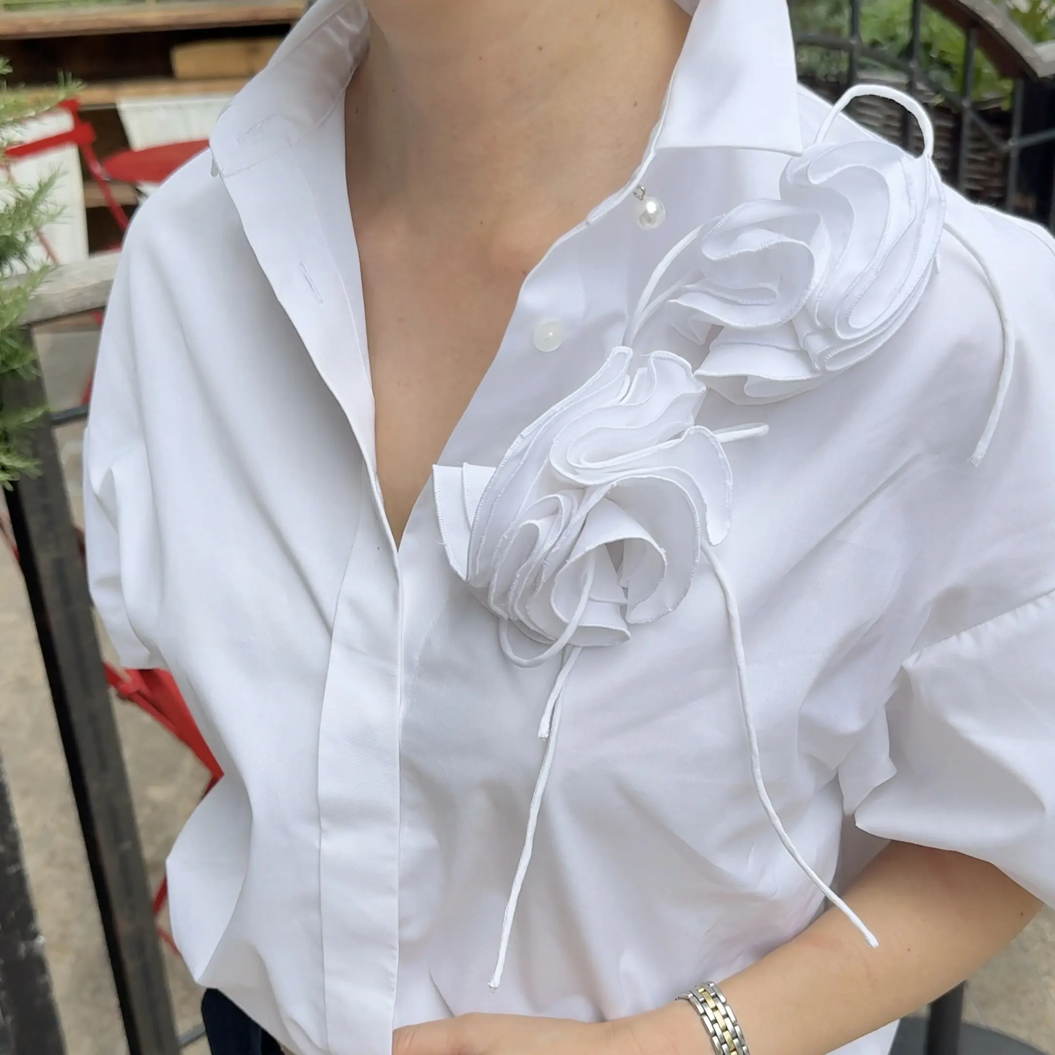 華やぎをプラスする大人の白シャツコーデ_1_2