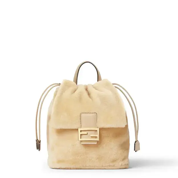 シックな冬の装いに華を添えるバックパックのバリエーション