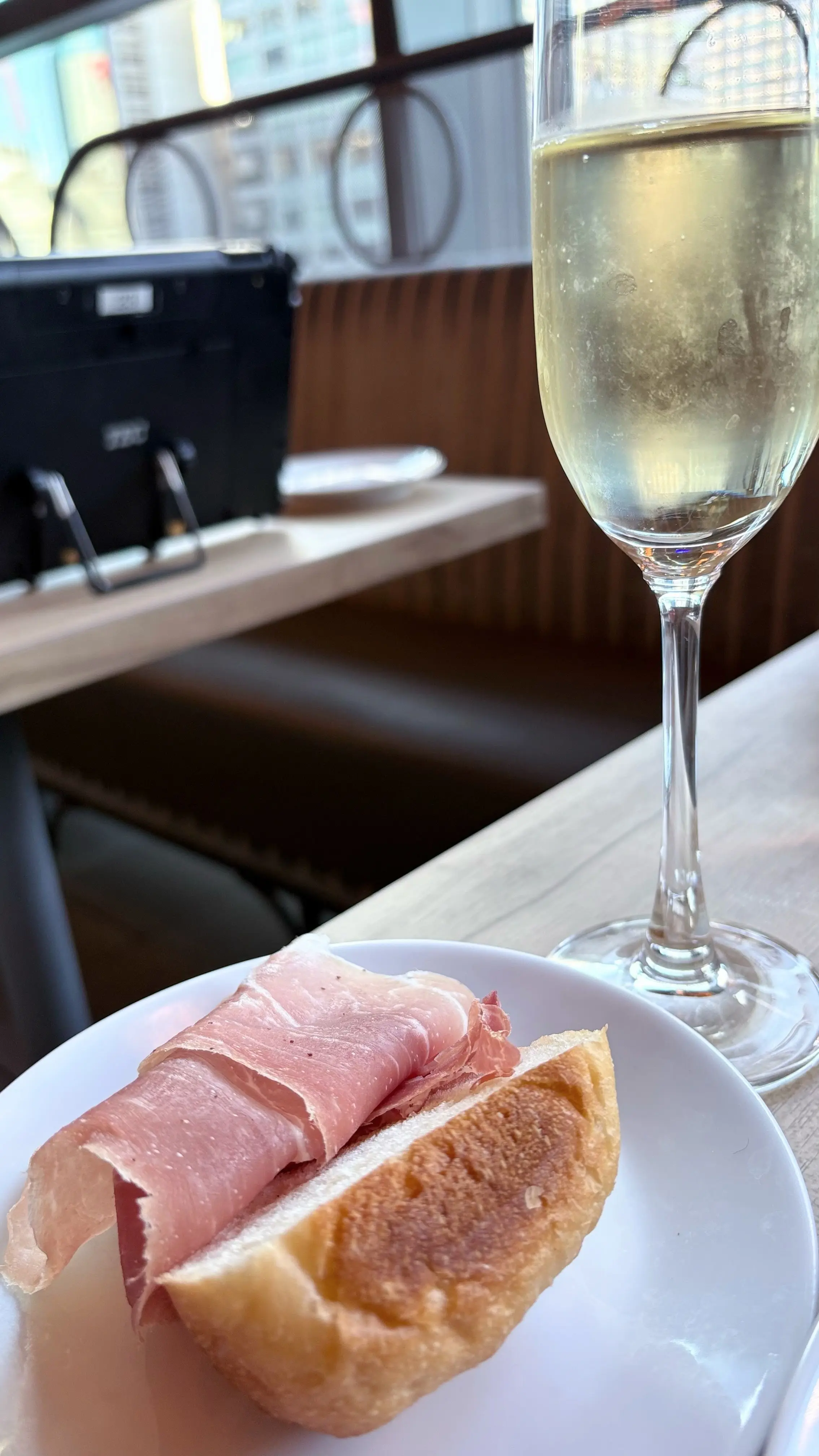 生ハムとフォカッチャ　スパークリングワイン