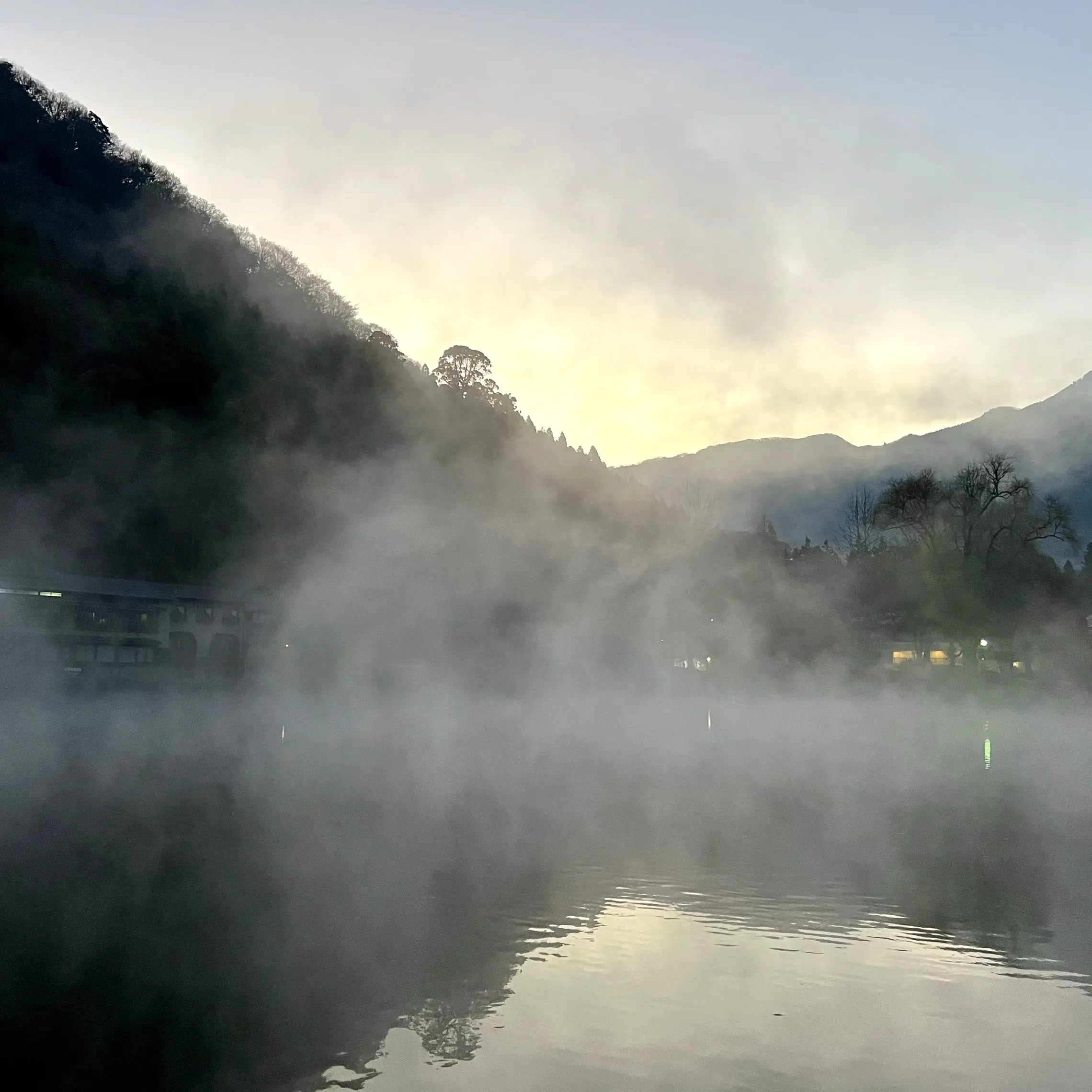 由布院「金鱗湖」朝霧の景色