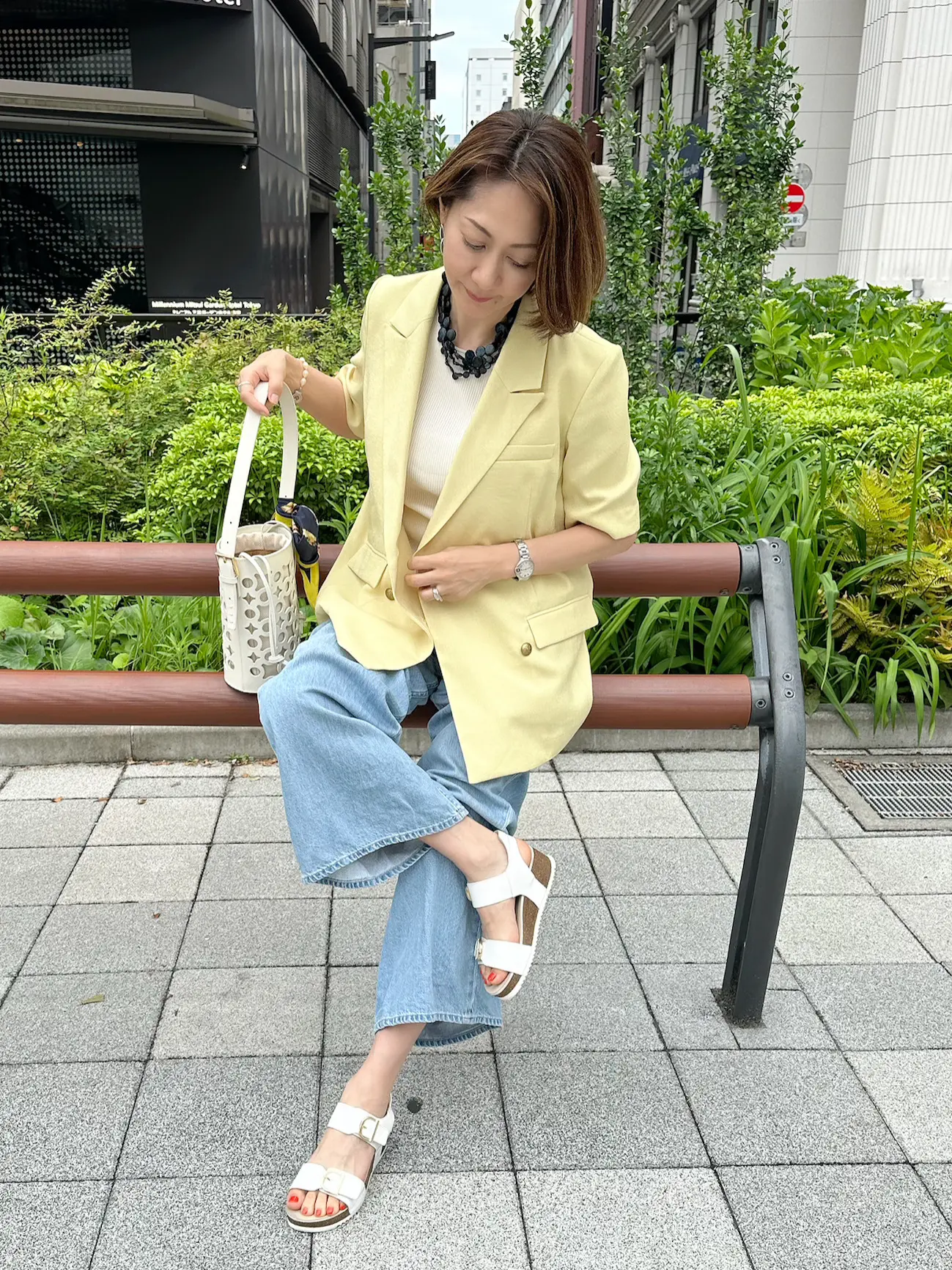 レモンイエローのジャケットでお出かけデニムスタイル_1_10