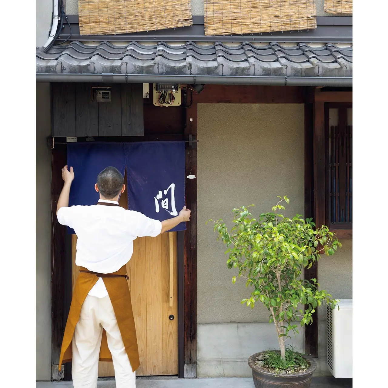 ひ とりで店を切り盛りする間 瀬卓也さん