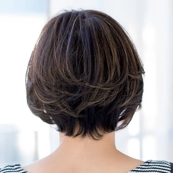 小顔見えするひし形ショートヘアの後から見たスタイル