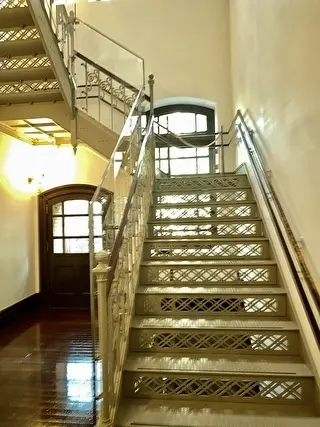 美術館内の美しい階段
