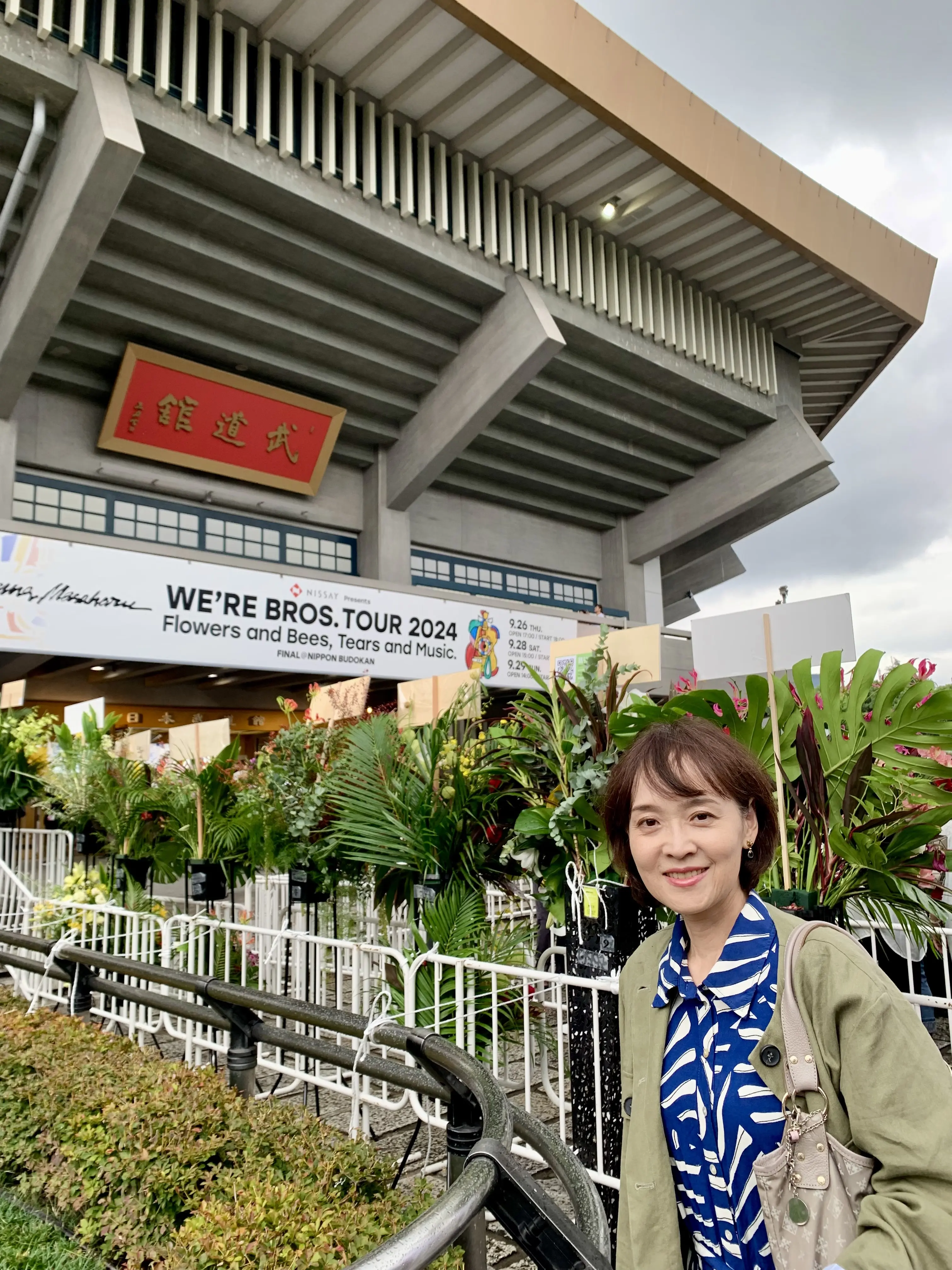 日本武道館の入り口で写真を撮る女性