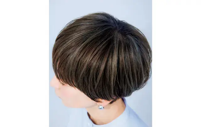 気になる根元白髪が目立ちにくいアッシュ系カラーのショートヘア【50代髪型・ヘアスタイル】