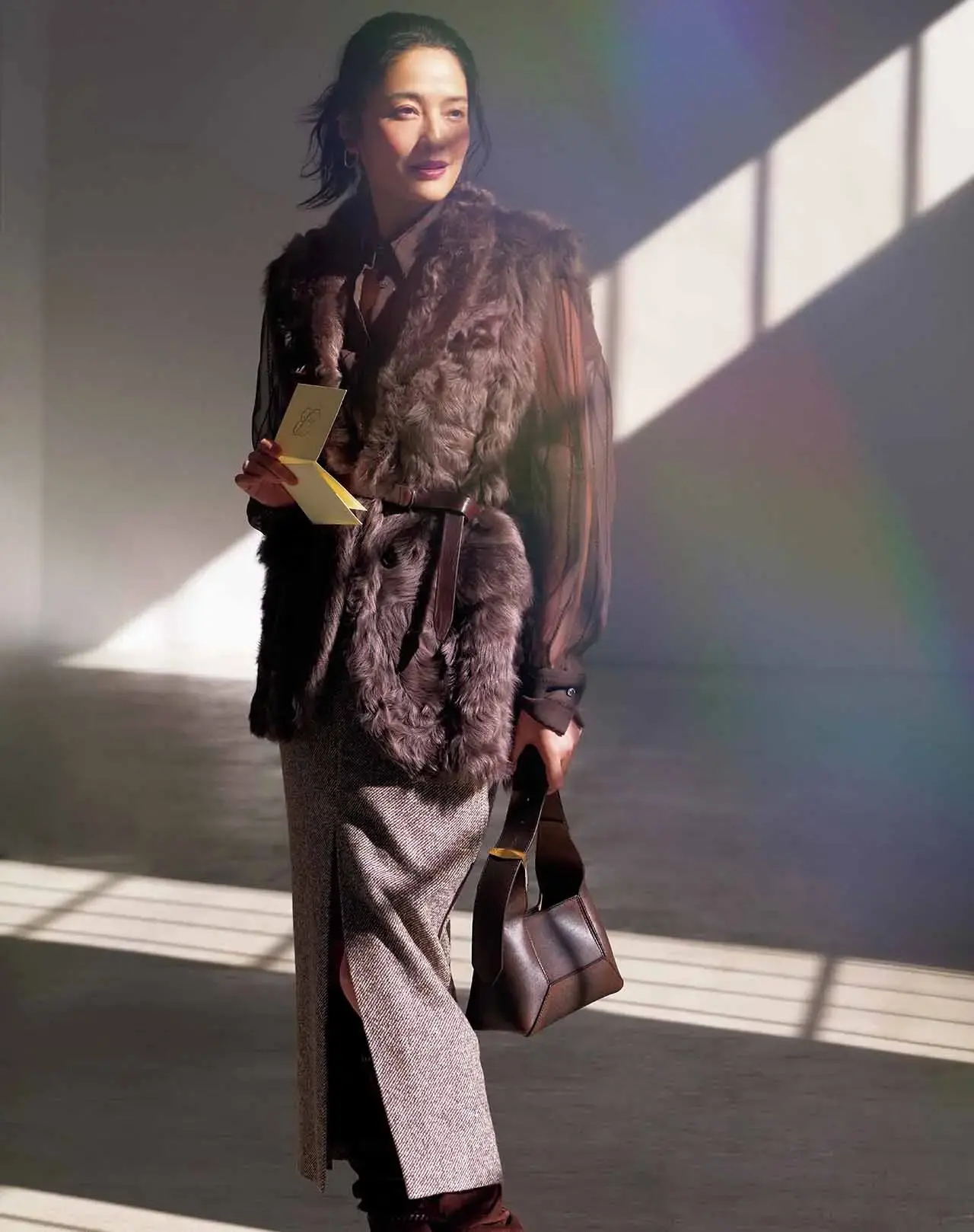 最愛の仲間と集うクリスマスディナー。リュクスな素材をブラウンでまとめ、心地よく流れる時間を楽しむ