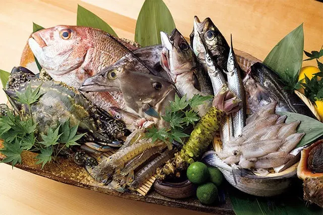 「鮨 双忘」のネタにマグロはなく、地産の白身魚と貝類が中心