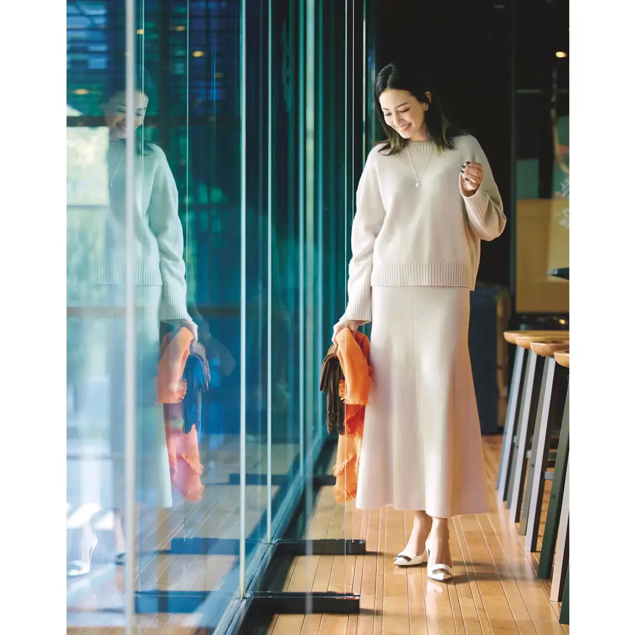 柔らかなラインを描くニットのセットアップでエフォートレスな通勤コーデに