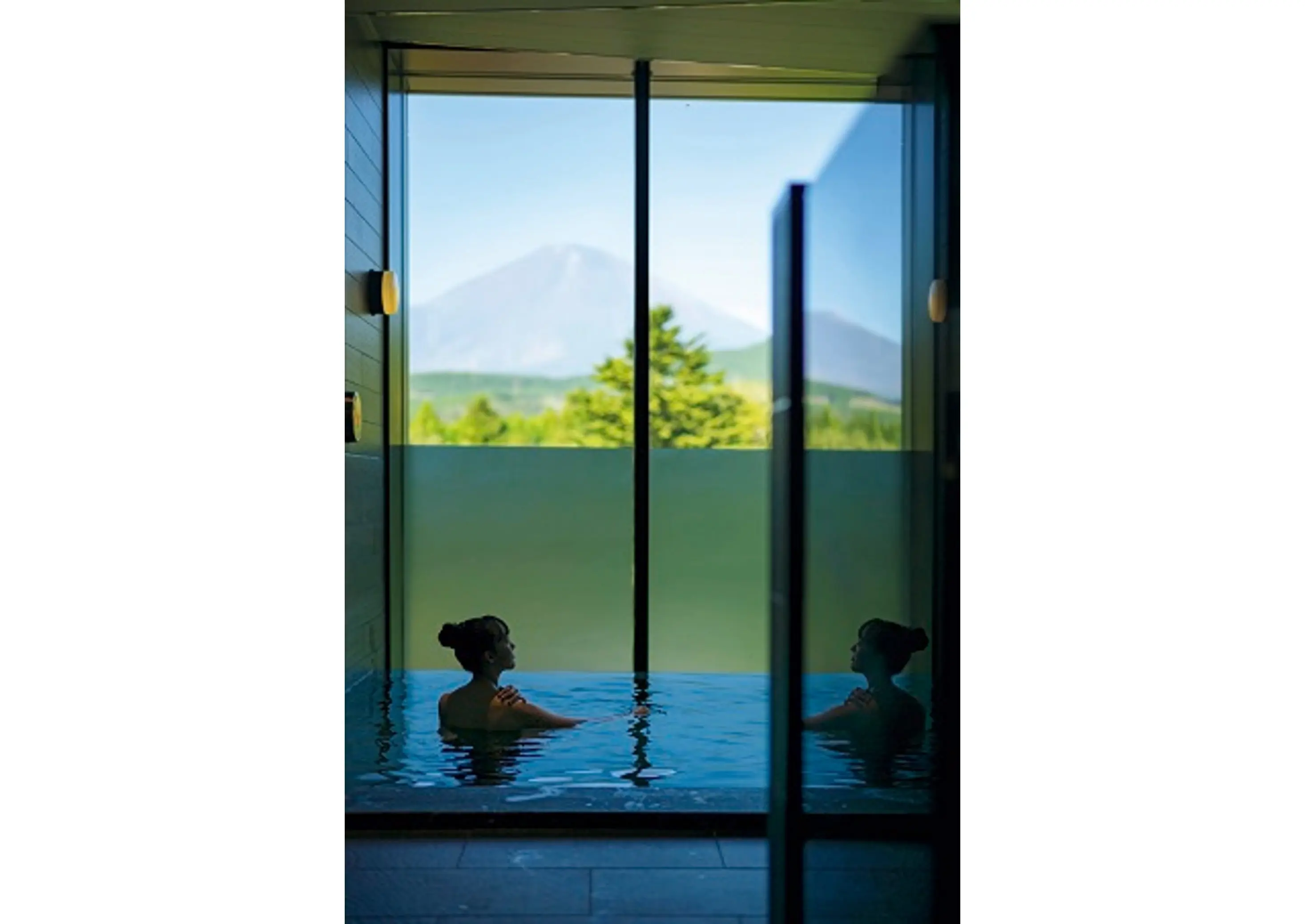 富士山を眺める温泉浴場