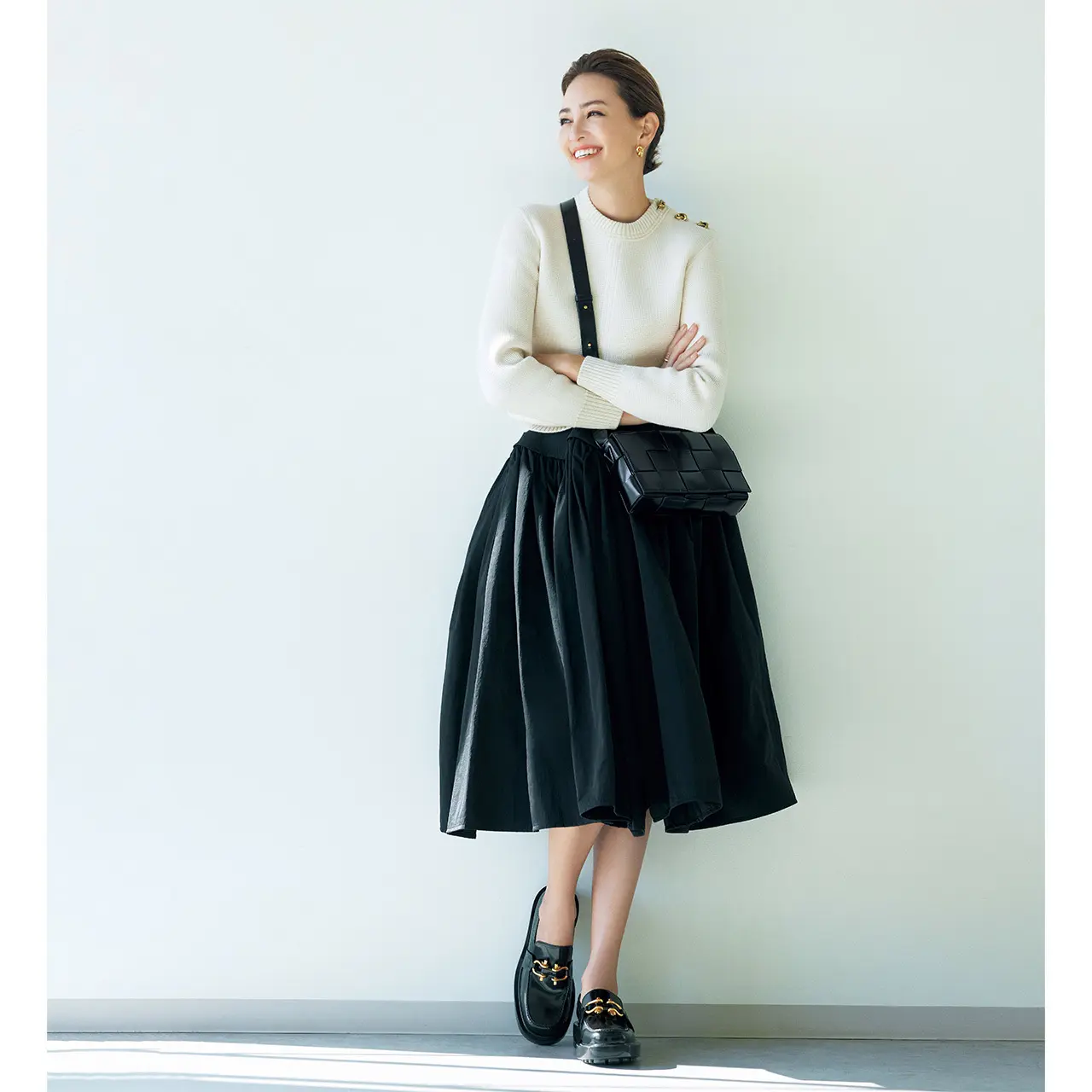白ニットろ黒フレアスカートのモノトーンコーデ　モデル・RINA